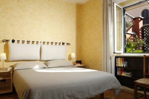 Un pat sau paturi într-o cameră la Flavia Rooftop Apartments