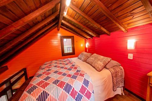 1 dormitorio con 1 cama en una habitación de color rojo en Chalé Rural em Canela, en Canela