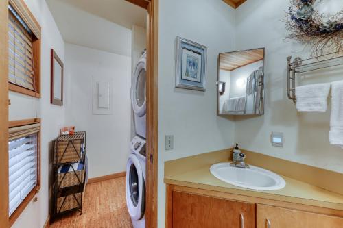 bagno con lavandino, lavatrice e asciugatrice di Black Butte House 38 a Black Butte Ranch