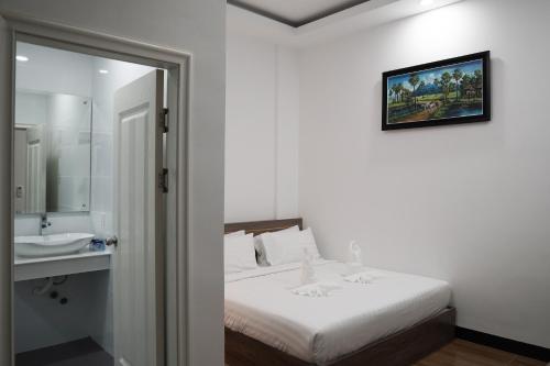 A bed or beds in a room at Apple Hotel Three - near PNH airport