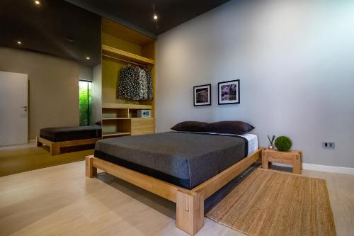 een slaapkamer met een bed in een kamer bij Villa Kyoto in Layan Beach
