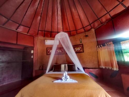 Postel nebo postele na pokoji v ubytování Ban Din Resort Chiang Rai