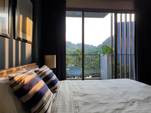 Un pat sau paturi într-o cameră la Baan S.W.A.T by 23 Degree Khao Yai