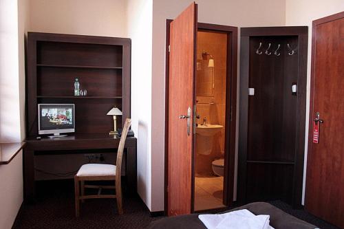 Ein Bett oder Betten in einem Zimmer der Unterkunft A' PROPOS Hotel, Restauracja, Club