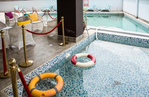 ein Schwimmbad mit zwei Schlauchbooten im Wasser in der Unterkunft Gelian Hotel in Machakos