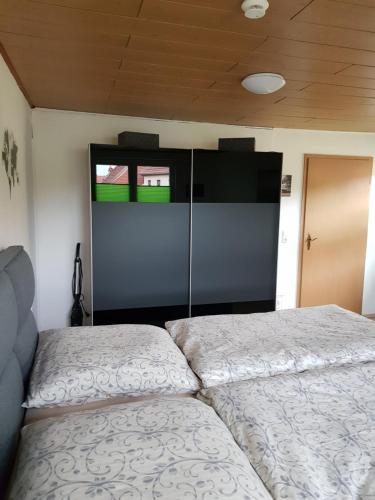 1 dormitorio con 2 camas individuales y armario en Apartment nahe Erfurt, en Gebesee