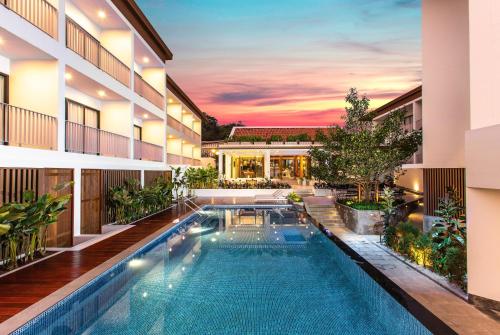 ein Schwimmbad in der Mitte eines Gebäudes in der Unterkunft Sook Hotel in Ranong