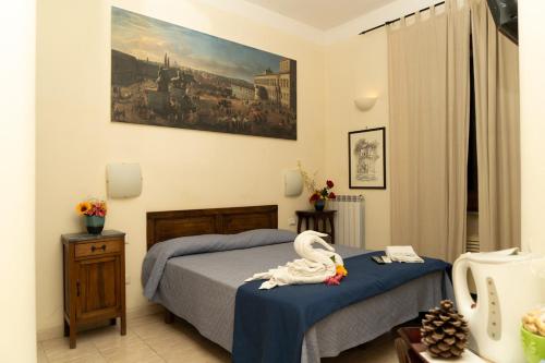 sypialnia z łabędziem siedzącym na łóżku w obiekcie B&B La Casa Di Rosy w Rzymie