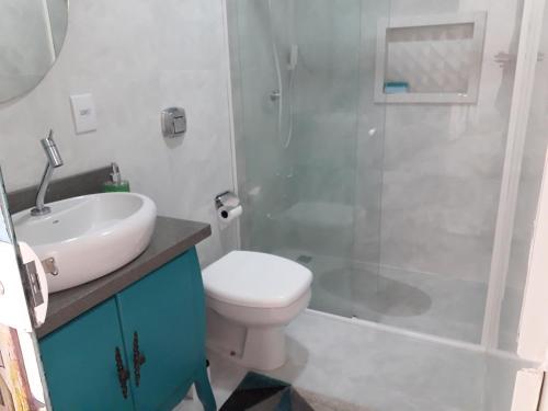 uma casa de banho com um chuveiro, um WC e um lavatório. em Ap pe na areia em ingleses - Florianópolis SC em Florianópolis