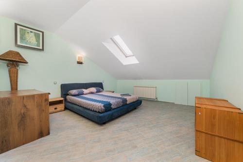 una camera con un letto e un comò di Deribasivska Vip 4-room Apartment a Odessa