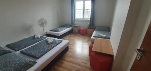 ミクロフにあるPod Vinicíのベッド2台とソファが備わる小さな客室です。