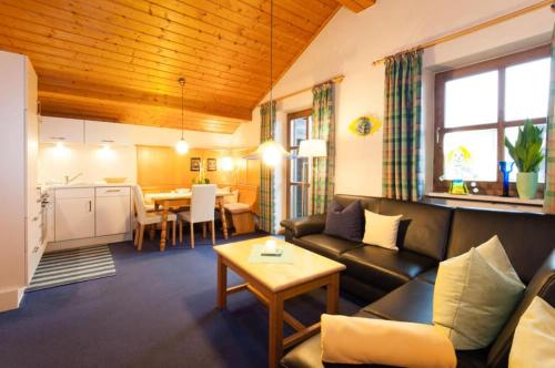 een woonkamer met een bank en een tafel bij Hittenpichl in Bodenmais