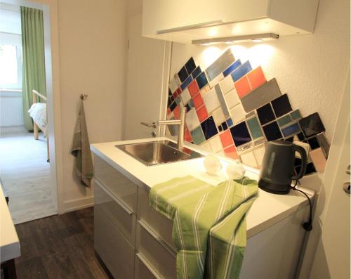 cocina con fregadero y encimera en FerienNest Bad Ems, Appartment WaldNest en Bad Ems