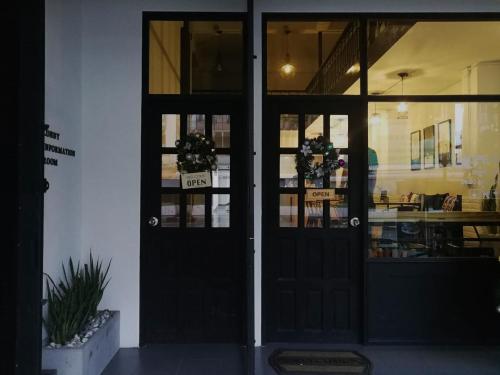 Una puerta a una tienda con un cartel. en Hope Hostel Hatyai, en Hat Yai