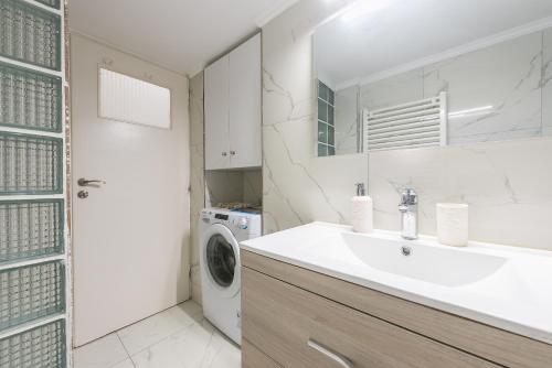 A bathroom at Victoria Queens Suites Apartments