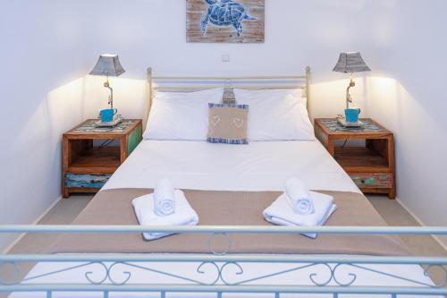 Postel nebo postele na pokoji v ubytování "Anemoskala" Cycladic Traditional House