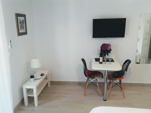 Guest House Djonovicにあるテレビまたはエンターテインメントセンター
