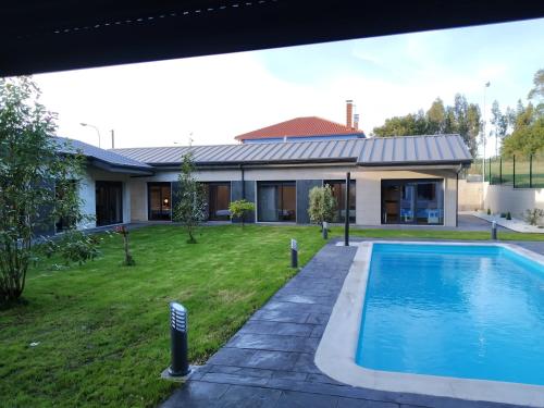 una casa con piscina en el patio en Carballos Altos-Apartamentos Turísticos en Arzúa