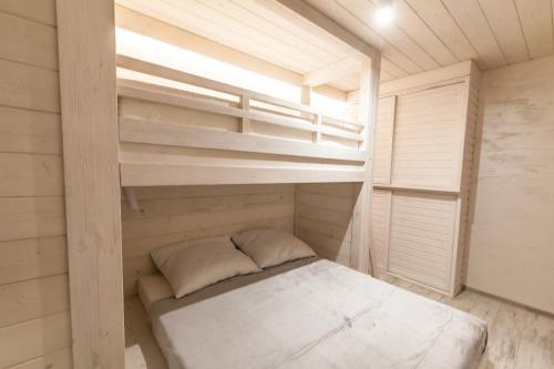 1 Schlafzimmer mit 2 Etagenbetten in einem Zimmer in der Unterkunft Złota Sowa - Ostoja Bukowinki in Jaworki