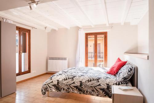 sypialnia z łóżkiem i czerwoną poduszką w obiekcie Le tre Ninfee di Pusiano! Free Parking w mieście Pusiano