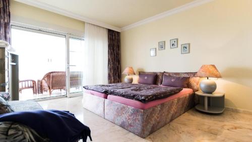 salon z kanapą i dużym oknem w obiekcie Penthouse Vistamar w Aronie