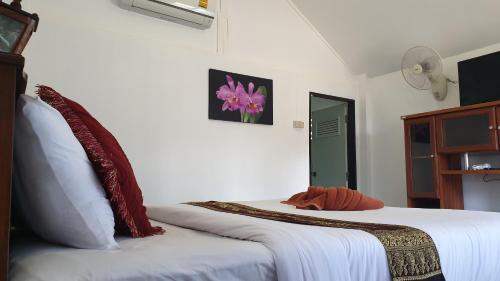 En eller flere senge i et værelse på Lanta Family resort