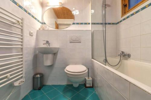 ein Badezimmer mit einem WC, einem Waschbecken und einer Badewanne in der Unterkunft Chalet Les Erines in Châtel