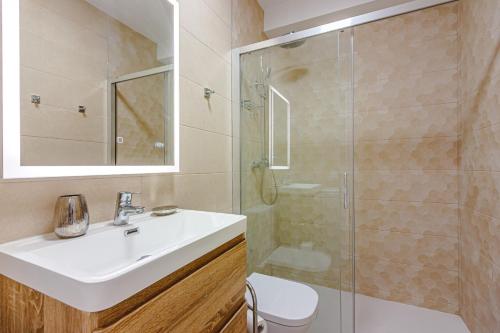 W łazience znajduje się umywalka i prysznic. w obiekcie Amazing view FREE WIFI w mieście Callao Salvaje