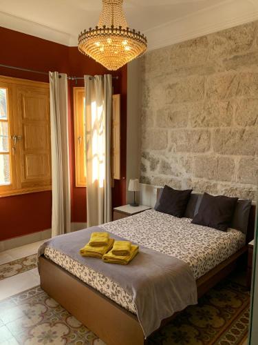 a bedroom with a bed with two yellow towels on it at Albergue Gran Canaria in Las Palmas de Gran Canaria