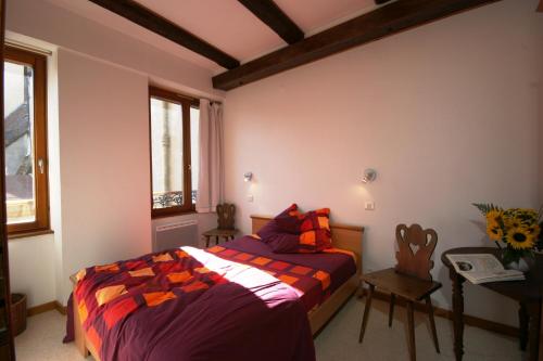 um quarto com uma cama, uma mesa e 2 janelas em Apart' City Break Colmar em Colmar
