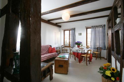 uma sala de estar com um sofá e uma mesa em Apart' City Break Colmar em Colmar