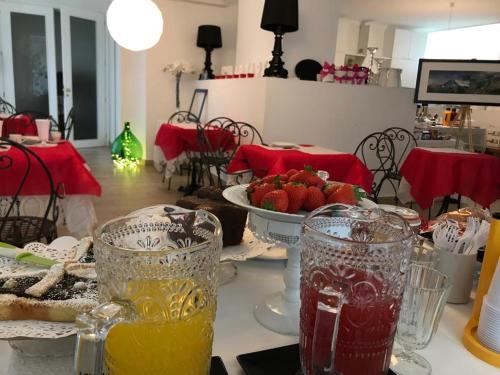 a table with two glasses and a bowl of fruit at Ascoli Bonjour b&b & Apartments Parcheggio Privato & Giardino in Ascoli Piceno