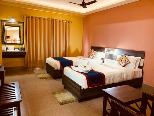 Un pat sau paturi într-o cameră la The Loft Hotel, Siliguri