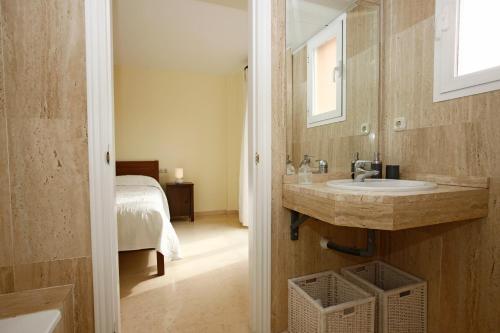baño con lavabo y cama en REF 1 Spacious Sea View Apartment, en Marbella