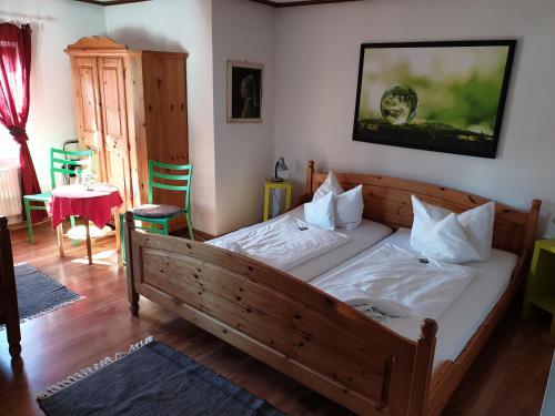 A bed or beds in a room at Landgasthof zum Brückenwirt
