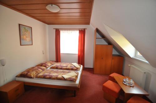 Postel nebo postele na pokoji v ubytování Chata Kubínska hoľa