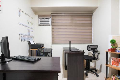 
The business area and/or conference room at Vaccinated Staff - OYO 474 Urbandeca Tower 316 - Nizami Condotel
