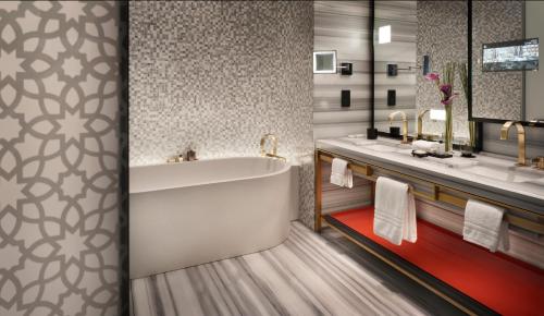 クウェートにあるFour Seasons Hotel Kuwait at Burj Alshayaのバスルーム(バスタブ、シンク付)