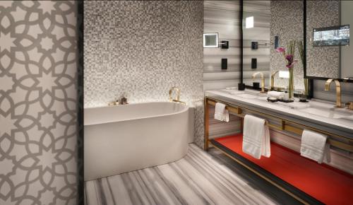 فندق فورسيزونز الكويت في برج الشايع في الكويت: حمام مع حوض ومغسلة