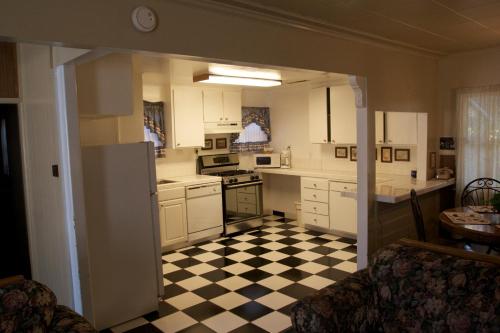 a kitchen with a refrigerator, stove, sink, and dishwasher at Sleepy Forest Cottages in Big Bear Lake