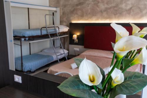 Двухъярусная кровать или двухъярусные кровати в номере Hotel Verdi