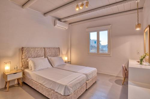 Tempat tidur dalam kamar di White Cliff Naousa
