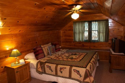 um quarto com uma cama num chalé de madeira em Sleepy Forest Cottages em Big Bear Lake