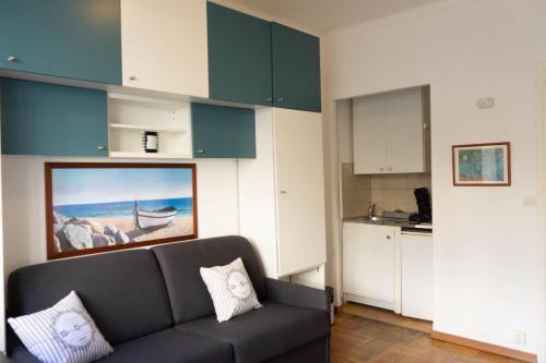 a living room with a couch and a kitchen at STUDIO PROMENADES DES ANGLAIS - CARRE&OR NICE in Nice