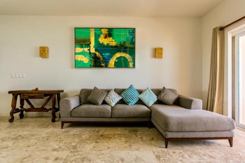 uma sala de estar com um sofá e uma mesa em Joe‘s Condo at Isla 33 em Ilha das Mulheres