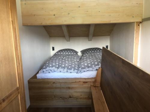 ein Bett in einem kleinen Zimmer in einem winzigen Haus in der Unterkunft Mayrberg in Lofer