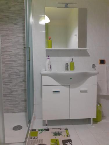 ein Badezimmer mit einem weißen Waschbecken und einer Dusche in der Unterkunft Vista Volo in Pontecagnano