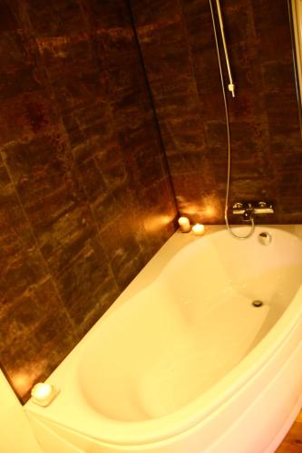 a bath tub in a bathroom with a shower at maison neuve en bois près de Pairy Daisa in Brugelette