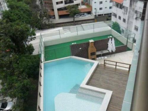 O vedere a piscinei de la sau din apropiere de Apt. para Família - Completo em Recife, Boa Viagem - 3 qts - p/ 6 pessoas - 300m da praia