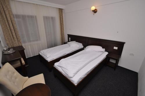 Ένα ή περισσότερα κρεβάτια σε δωμάτιο στο Hotel Cerbul